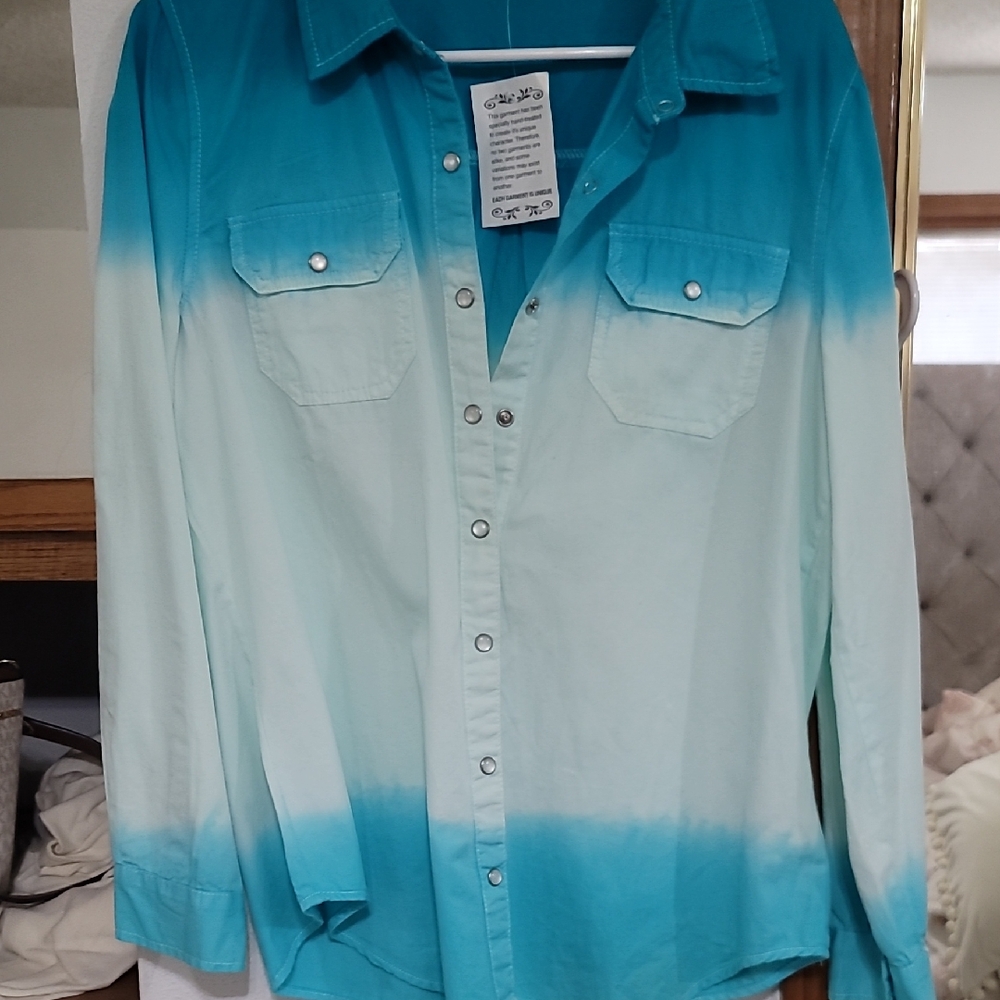 NWT Signature Studio Teal Button-Up Shirt